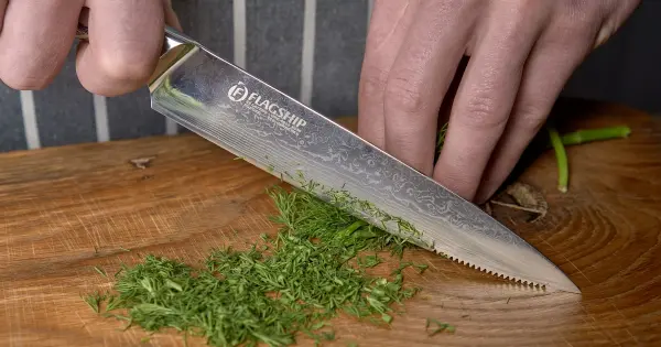 Flagship: universal knife with hand-carved grips